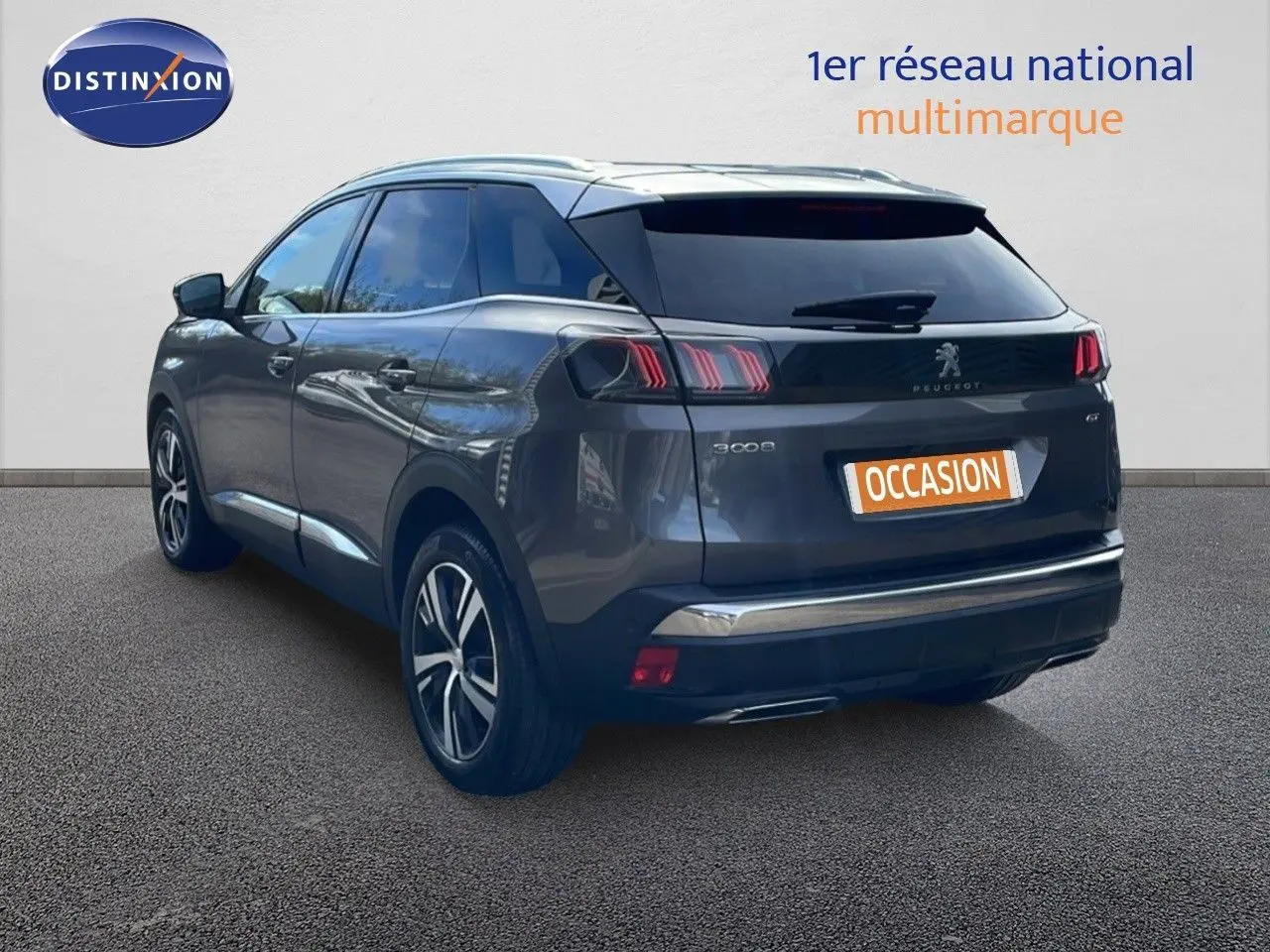 Peugeot 3008 gris platinium métal vu de l'arrière côté gauche, avec feux LED et jantes alliage distinctives.