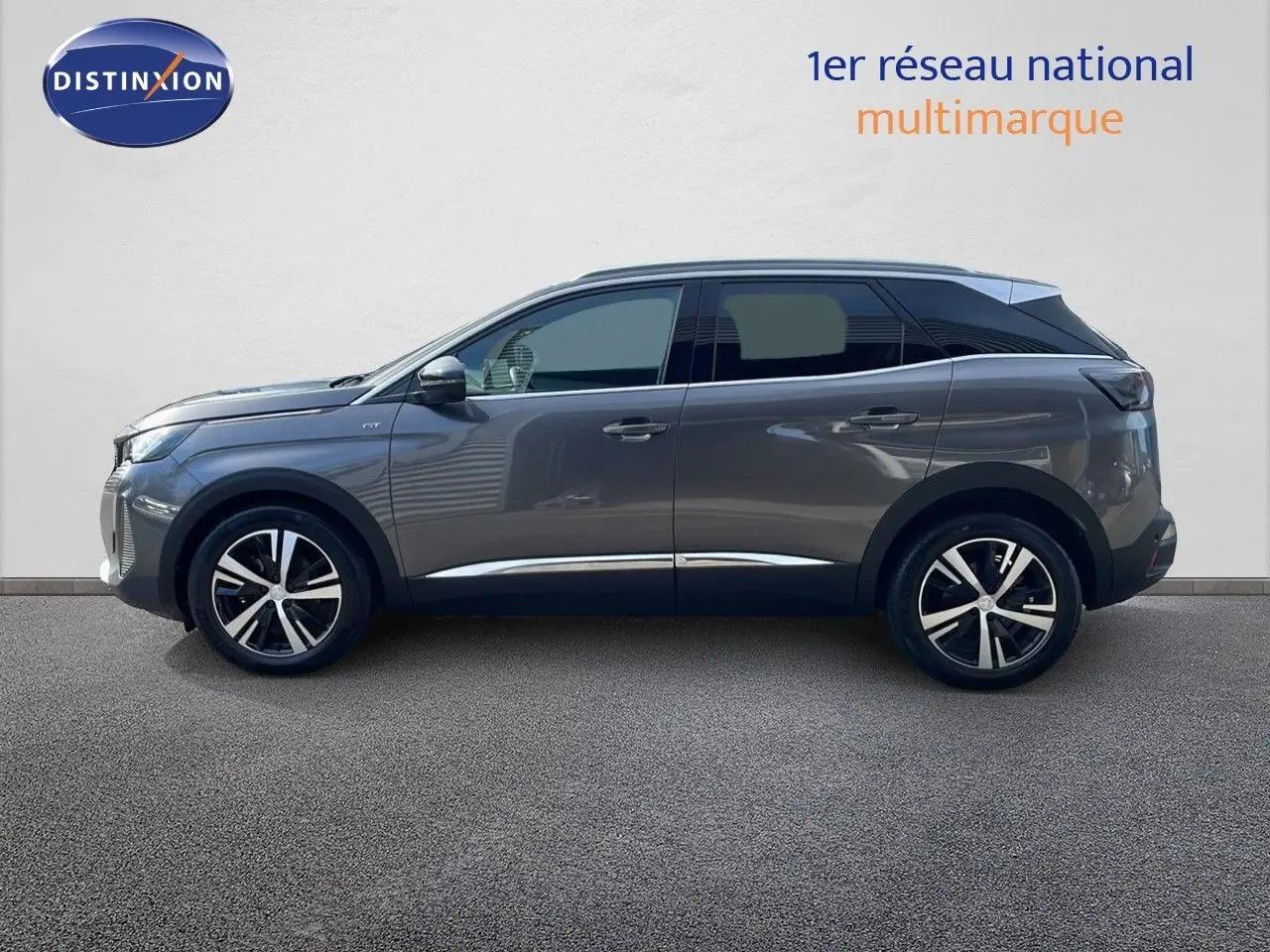 Profil droit du Peugeot 3008 1.2 PureTech 130ch GT gris platinium métal avec jantes alliage bicolores.