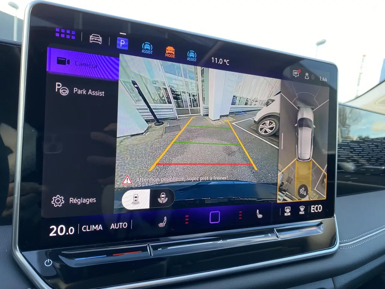 Écran tactile du système d'infodivertissement du Volkswagen Tiguan 1.5 eHybrid montrant l'assistance au stationnement.