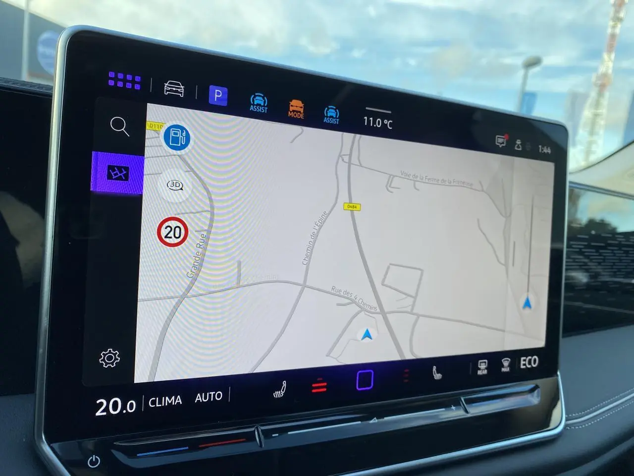 Écran tactile 12,9 pouces du système de navigation Discover Media dans le Volkswagen Tiguan eHybrid 2025.