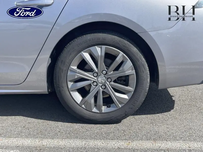 Gros plan sur la roue arrière droite gris Artense d'une Peugeot 508 SW avec jante alu et logo Peugeot central.