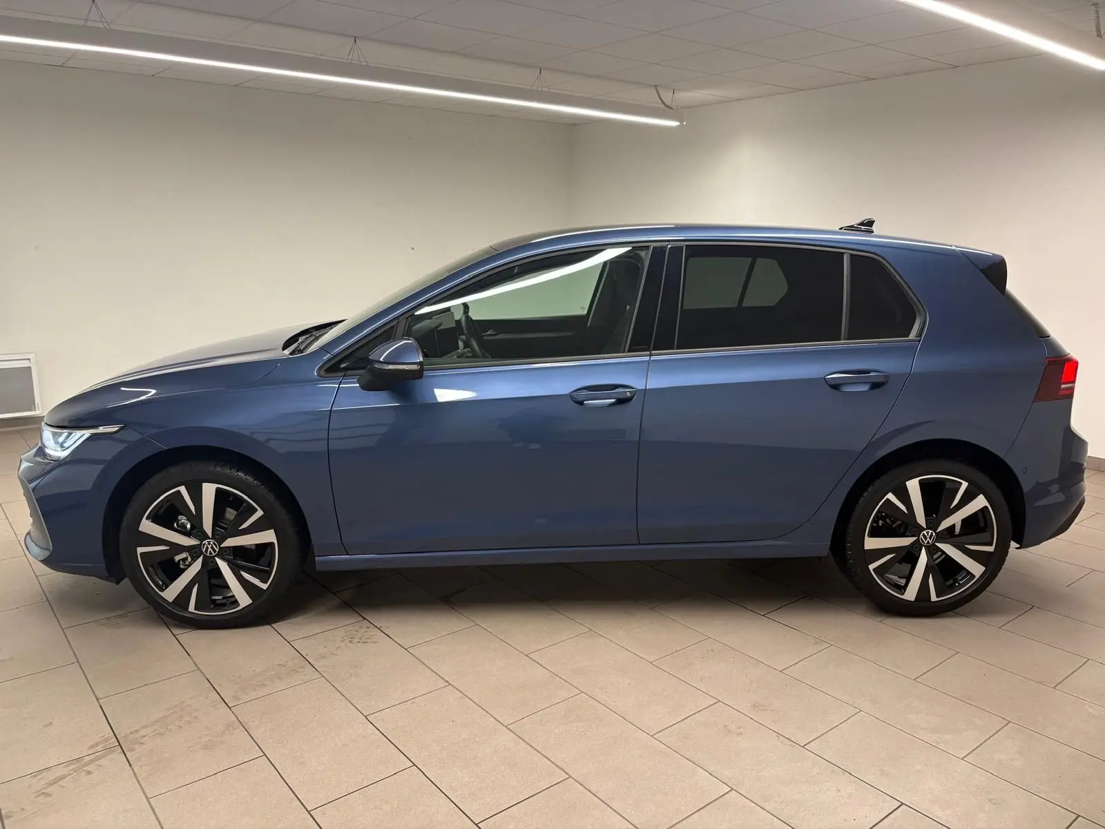 Volkswagen Golf 1.5 eTSI 116 DSG7 VW Edition en bleu Anémone, vue profil côté gauche avec jantes alliage 18 pouces.