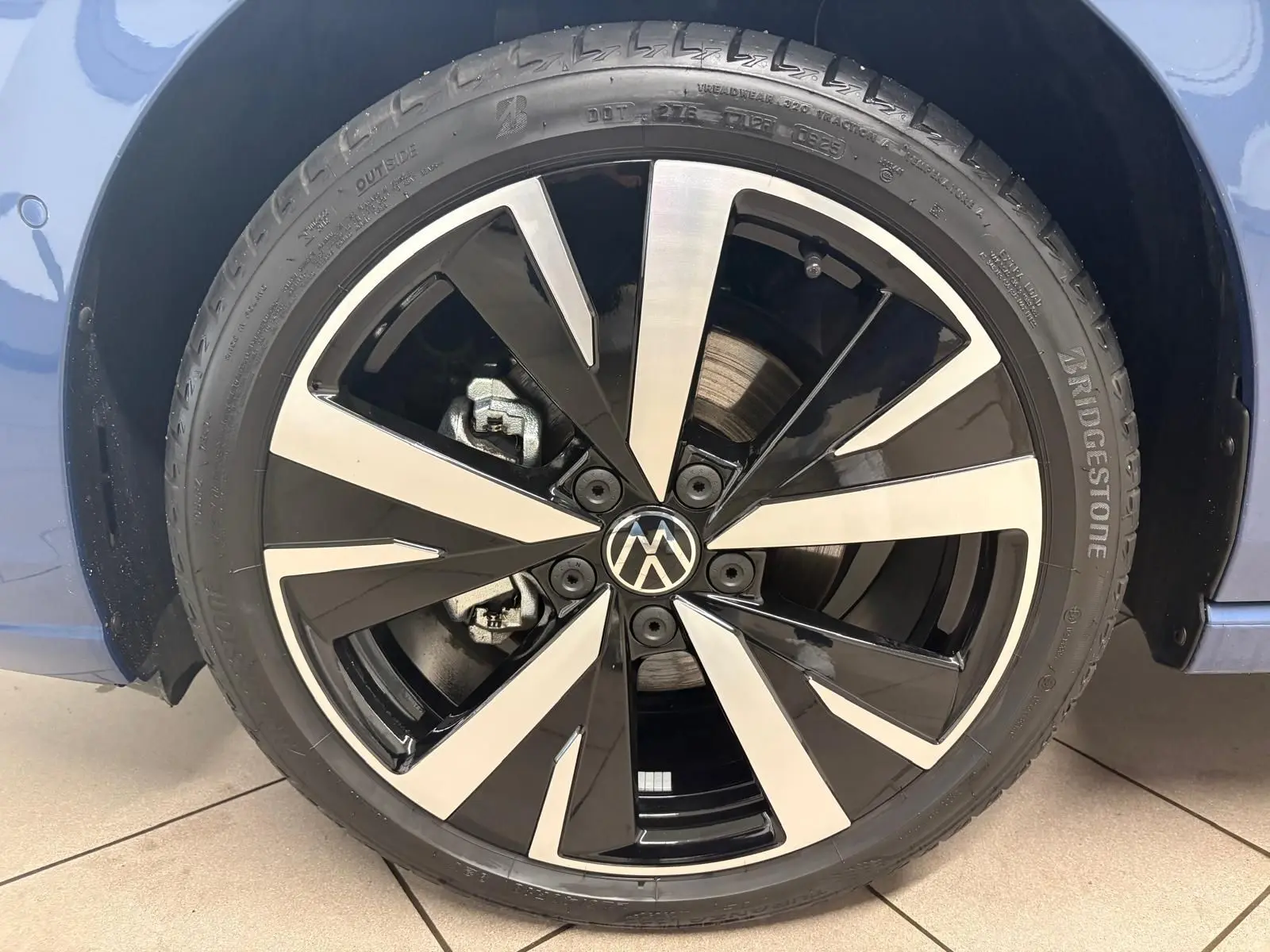 Gros plan sur la jante alliage 18'' Catania bicolore de la Volkswagen Golf Bleu Anémone côté gauche.