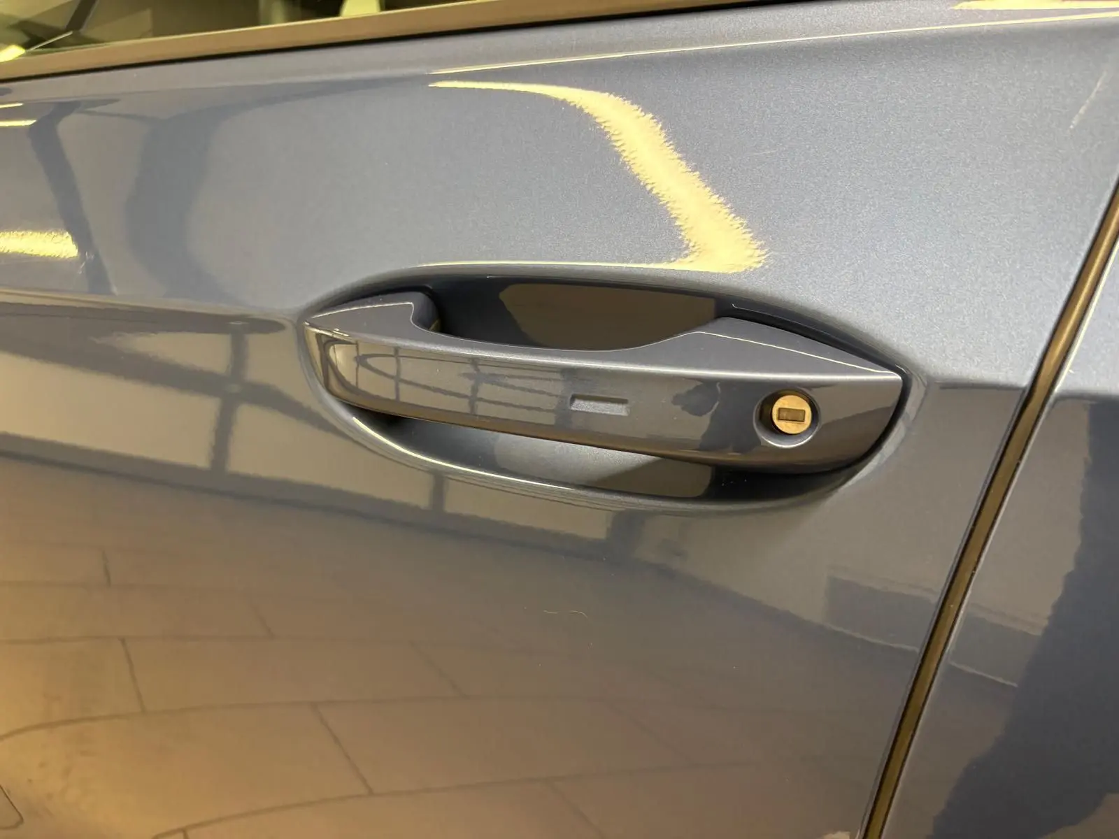 Poignée de porte avant droite bleu Anémone métallisé de la Volkswagen Golf 1.5 eTSI 116 DSG7 VW Edition 2025.