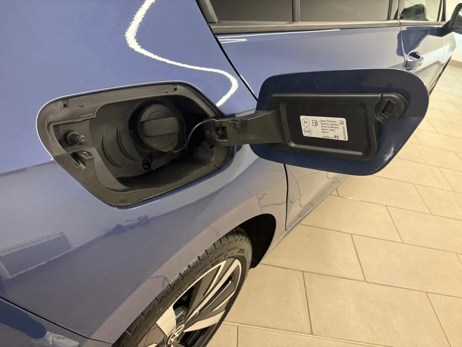 Trappe à carburant ouverte côté gauche sur Volkswagen Golf 1.5 eTSI 116 DSG7 Bleu Anémone avec jante alliage 18'' Catania.