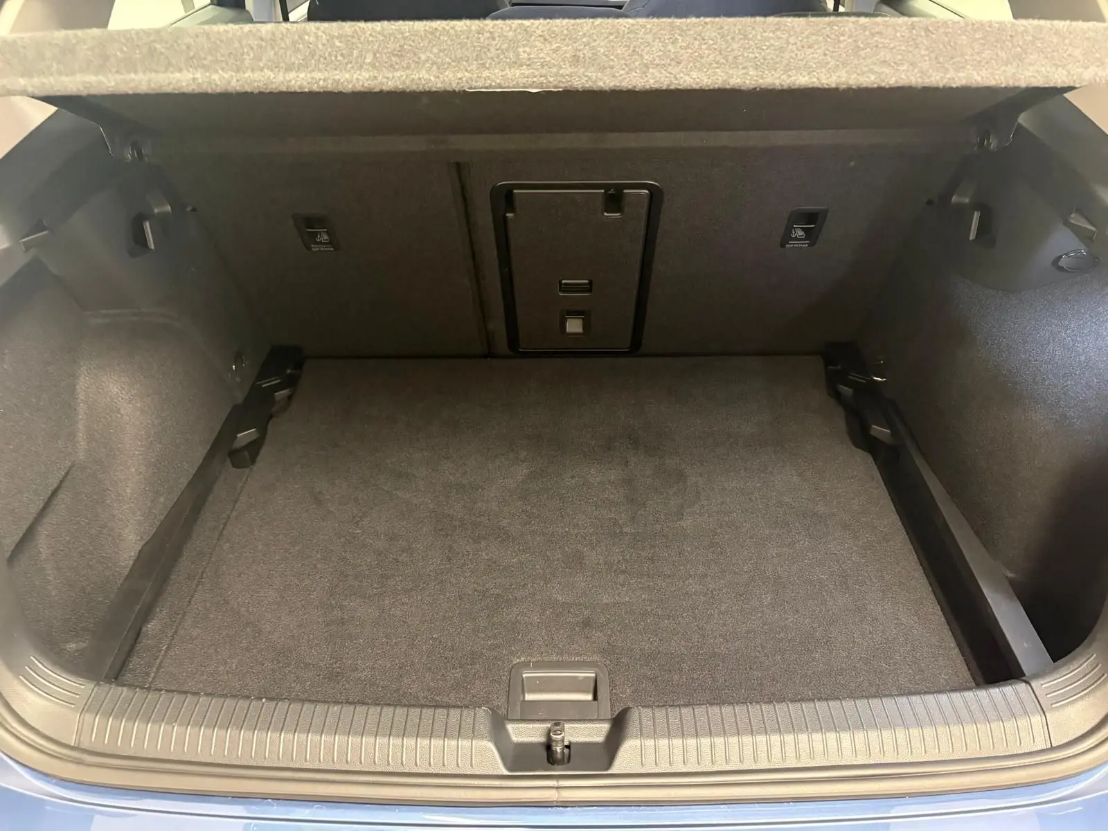 Coffre ouvert de la Volkswagen Golf 1.5 eTSI 116 DSG7 Bleu Anémone, montrant un espace de chargement propre et spacieux.