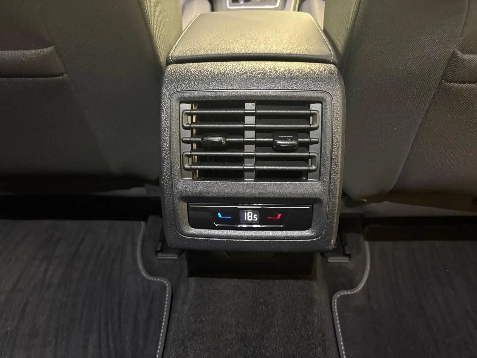 Vue rapprochée de la sortie d'air arrière avec réglage de la climatisation sur une Volkswagen Golf Bleu Anémone 2025.