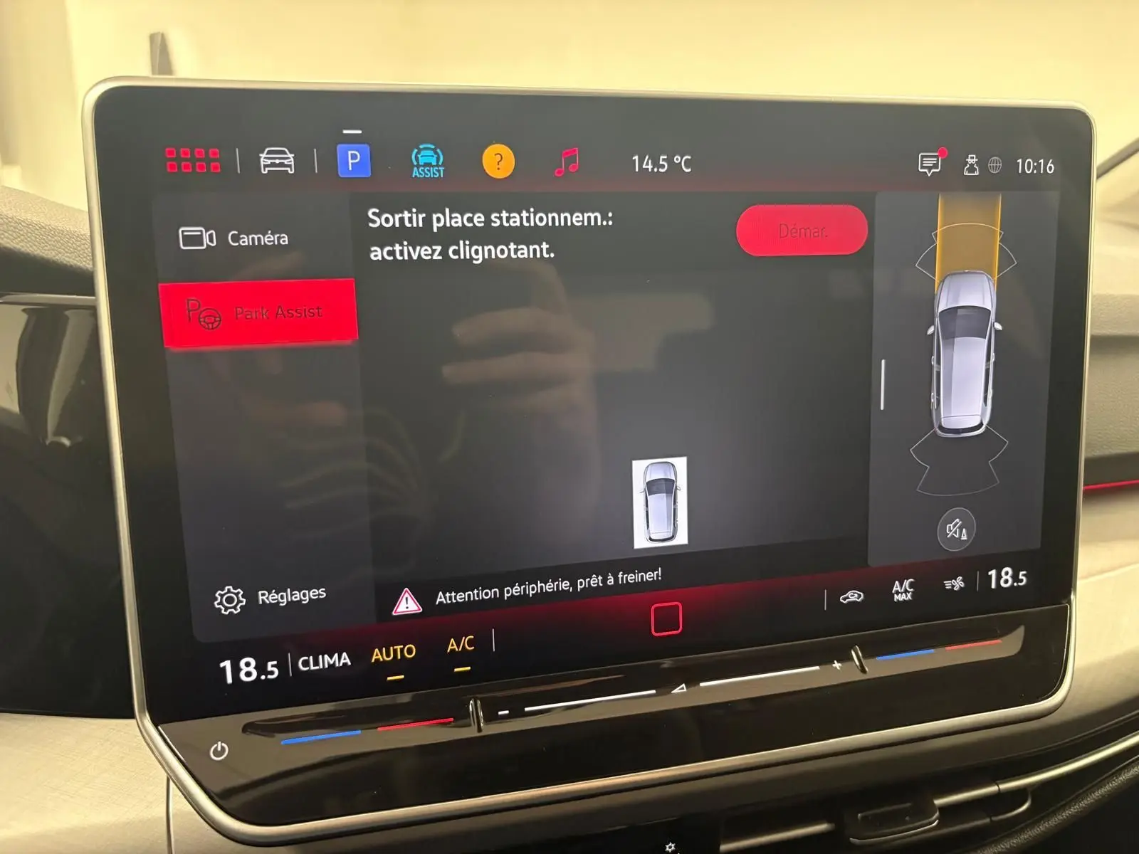 Vue intérieure de l'écran tactile du système Park Assist de la Volkswagen Golf 1.5 eTSI 116 DSG7 Bleu Anémone.