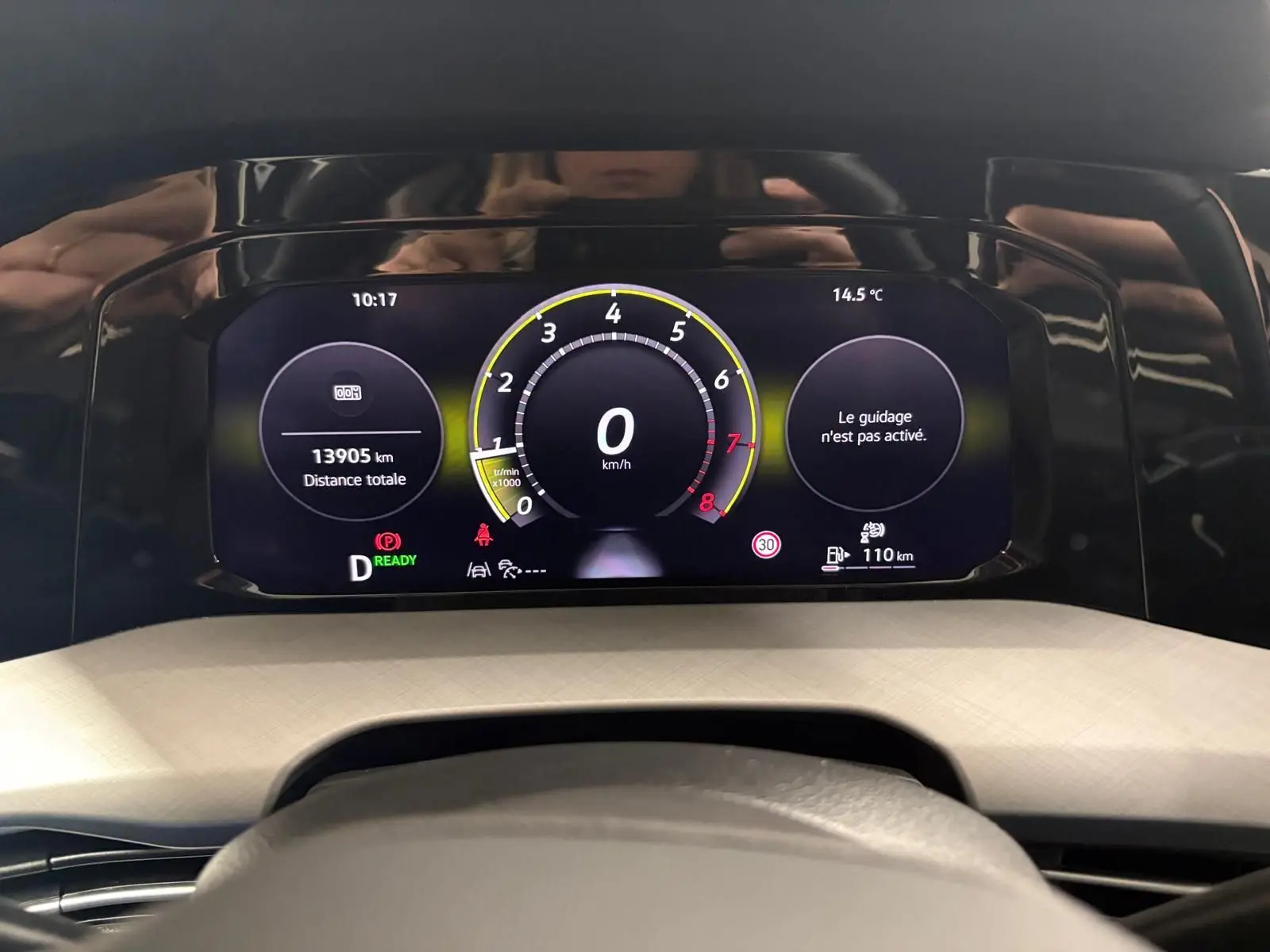 Tableau de bord numérique de Volkswagen Golf 1.5 eTSI 116 DSG7 VW Edition affichant la vitesse à 0 km/h.