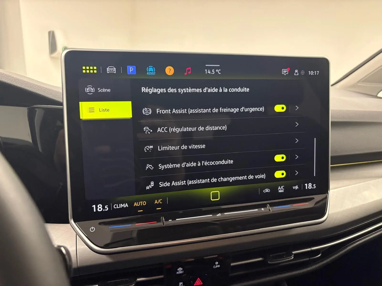 Écran tactile central affichant les réglages d’aide à la conduite dans une Volkswagen Golf Bleu Anémone, vue intérieure.
