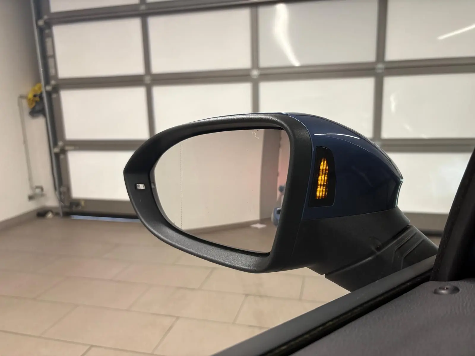 Rétroviseur extérieur droit bleu Anémone de Volkswagen Golf 1.5 eTSI 116 DSG7 avec clignotant allumé.