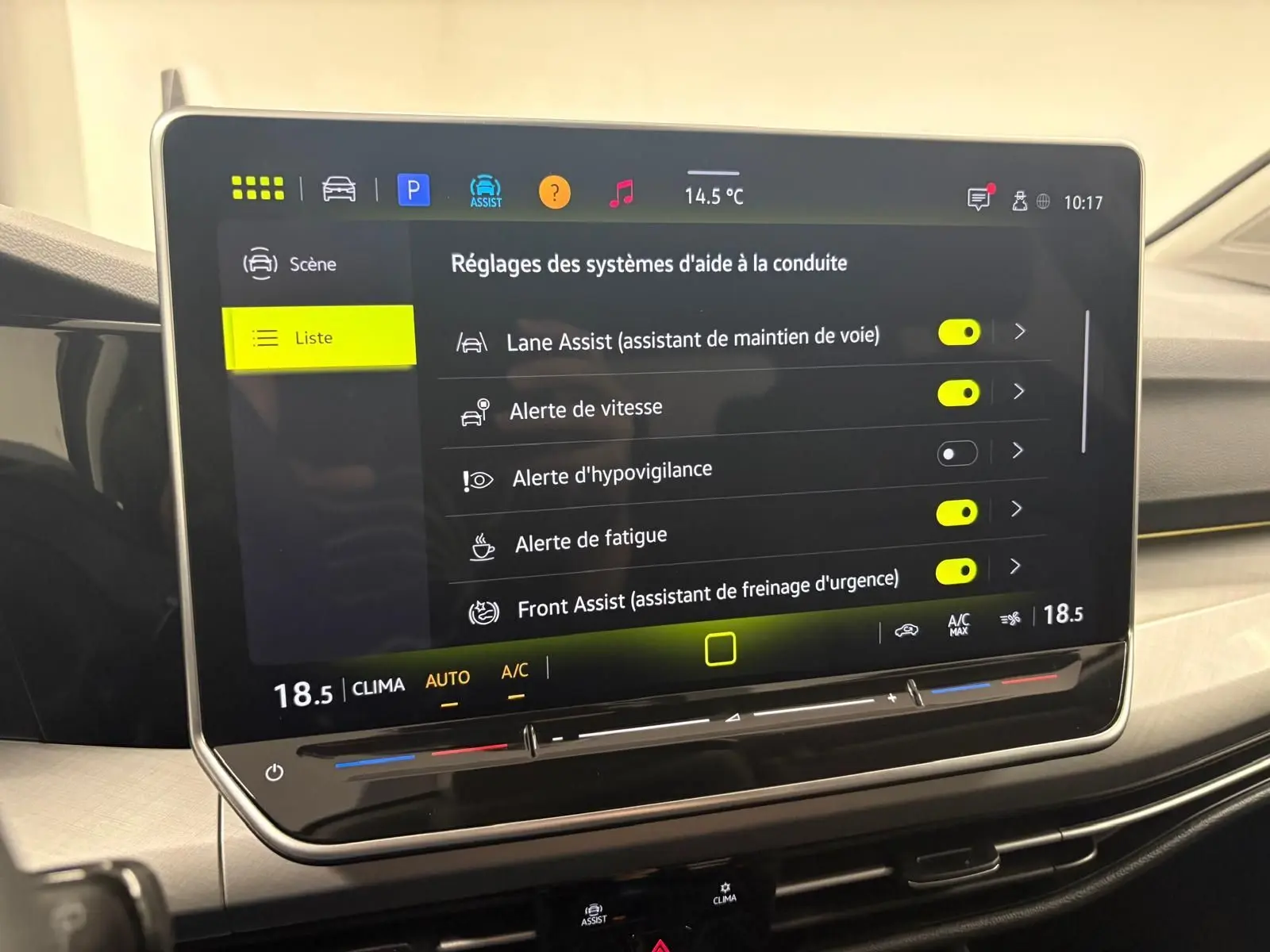 Écran tactile central affichant les réglages d’aide à la conduite dans une Volkswagen Golf 1.5 eTSI 2025.