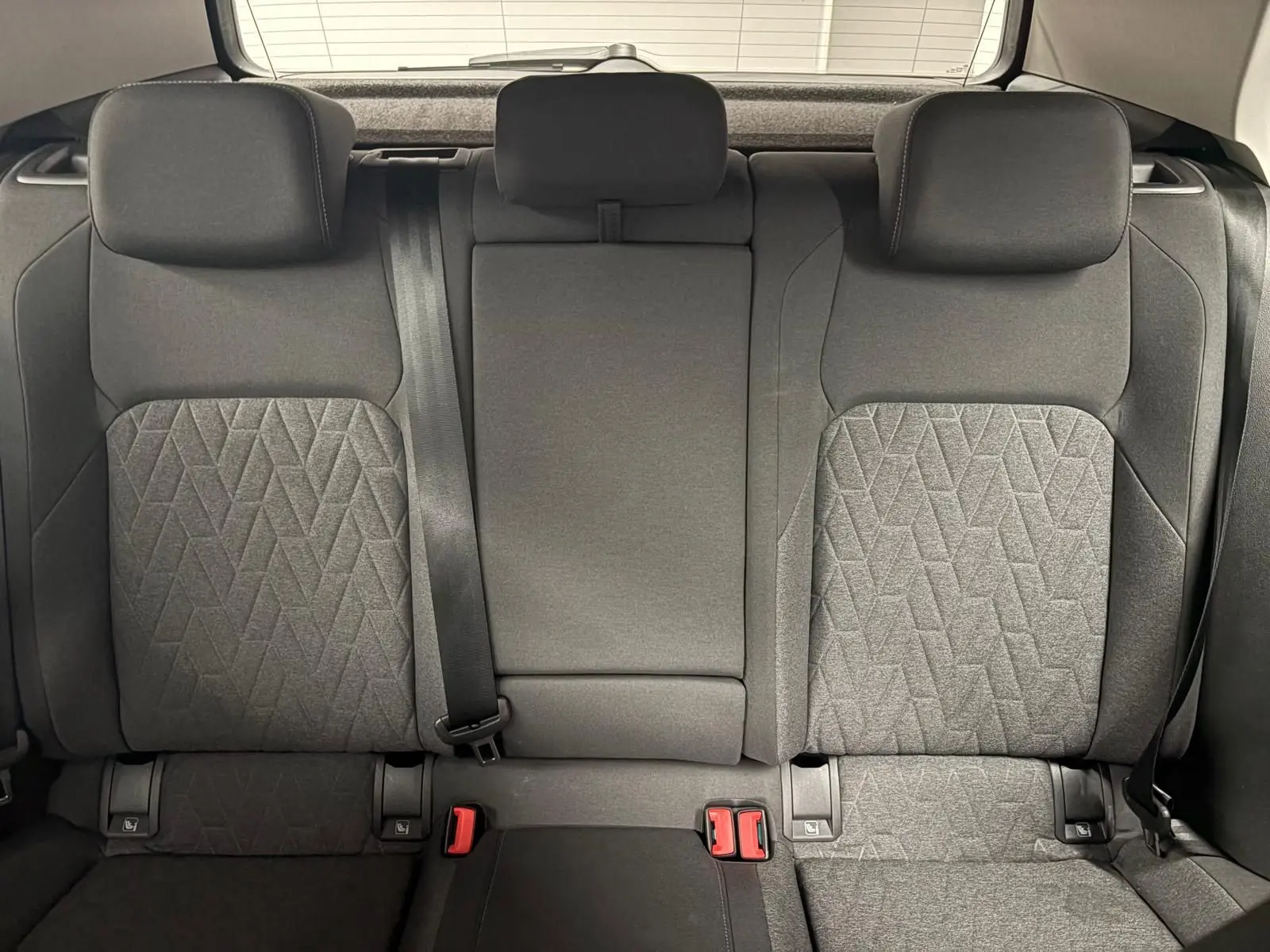 Vue intérieure des sièges arrière gris texturés de la Volkswagen Golf 1.5 eTSI 116 DSG7 VW Edition 2025.