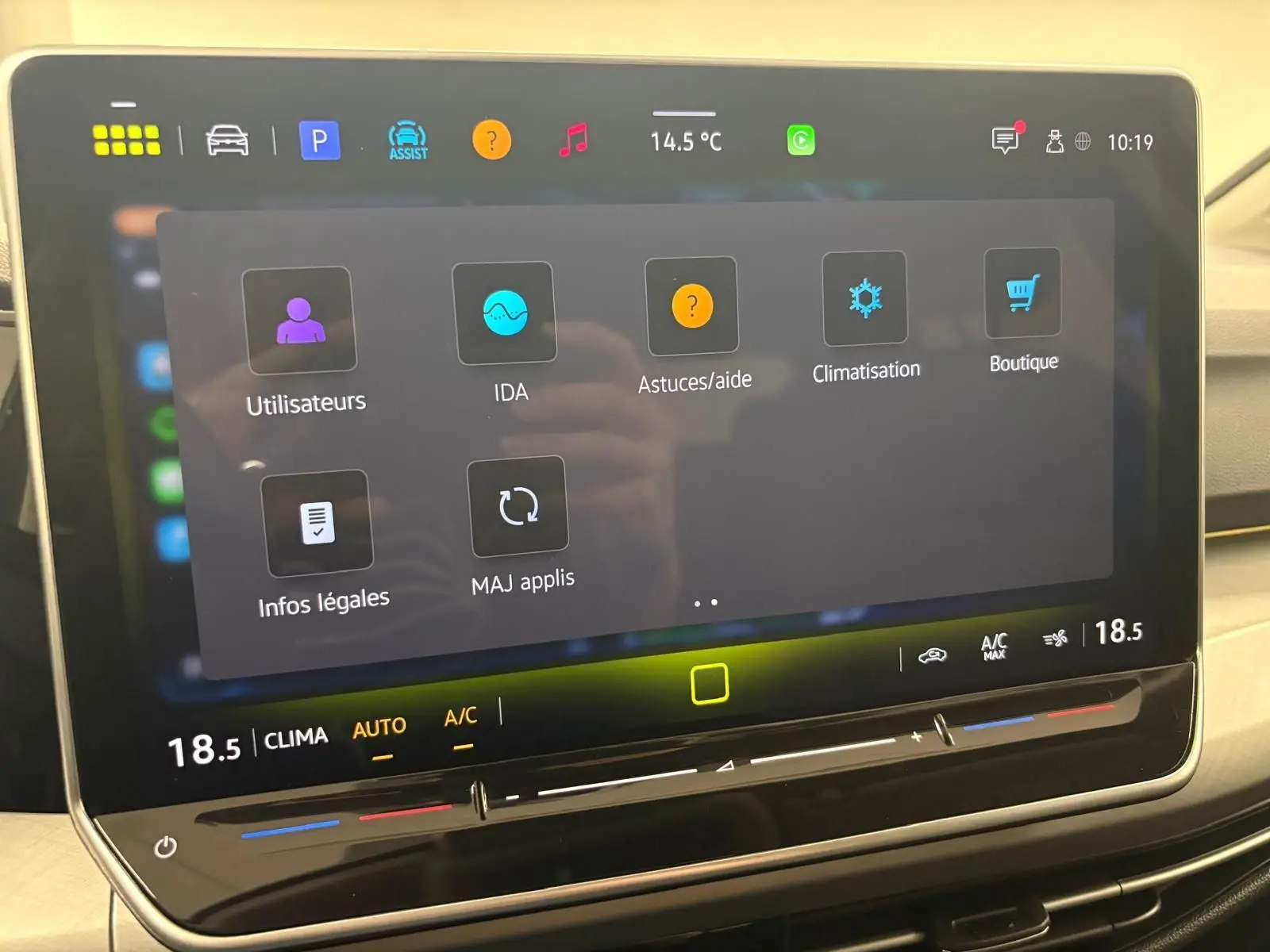 Vue de face du tableau de bord tactile de la Volkswagen Golf 1.5 eTSI 116 DSG7 VW Edition avec interface climatisation et aides.