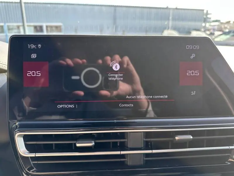 Écran tactile central du tableau de bord du Citroën C5 Aircross 2025, affichant la connexion Bluetooth et la climatisation.
