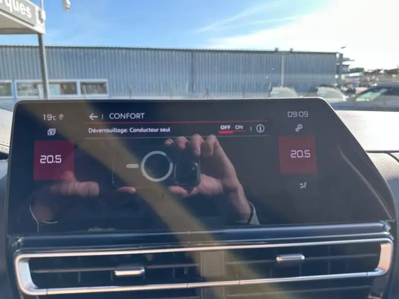 Écran tactile central du tableau de bord du Citroën C5 Aircross 2025, affichant le mode Confort et la température à 20,5°C.