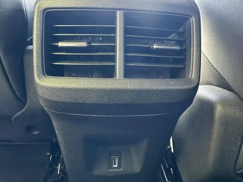 Vue rapprochée des aérateurs arrière et port USB du Citroën C5 Aircross 2025 en Gris Platinium.