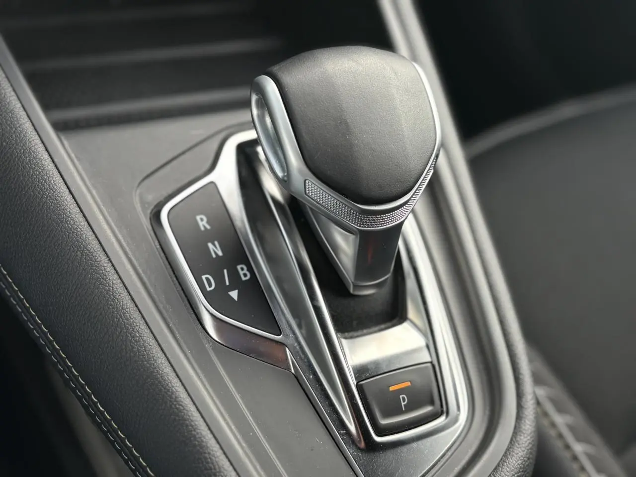 Levier de vitesses automatique noir et chrome de la Renault SYMBIOZ E-Tech Full Hybrid 2025 en gros plan intérieur.