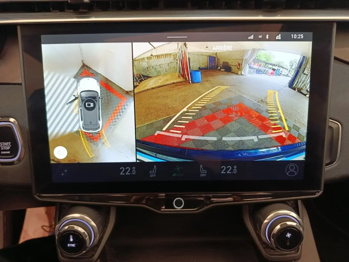 Écran tactile intérieur montrant la caméra 360° et l’aide au stationnement arrière du Link & Co 01 bleu.