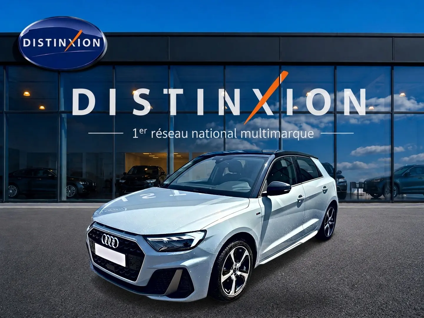 Audi A1 Sportback gris arrow avec toit noir, vue 3/4 avant droit devant showroom Distinxion.
