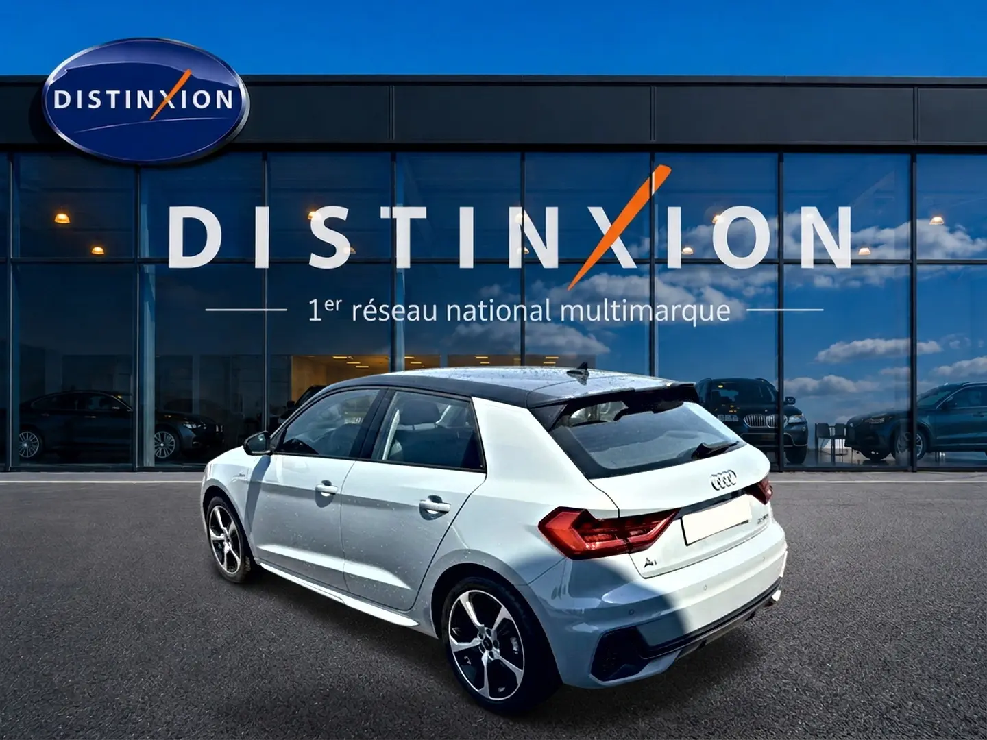 Audi A1 Sportback gris arrow vue 3/4 arrière droit avec toit noir et jantes alu distinctives.