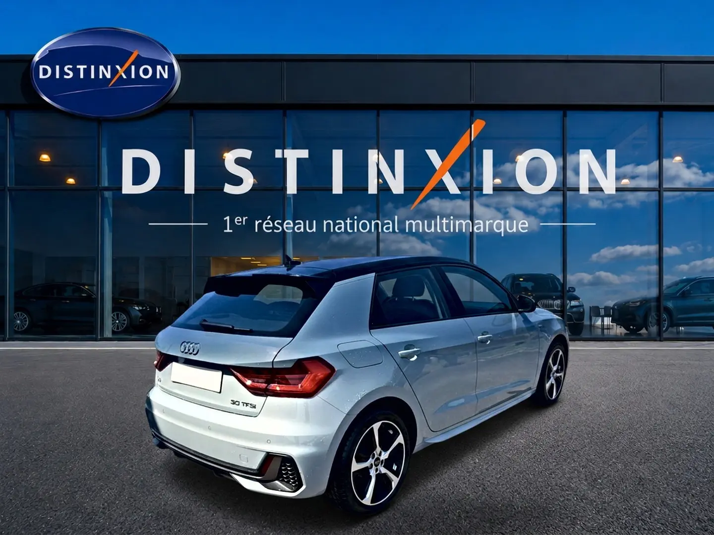 Audi A1 Sportback gris arrow avec toit noir, vue 3/4 arrière droit, jantes alliage et becquet arrière visible.