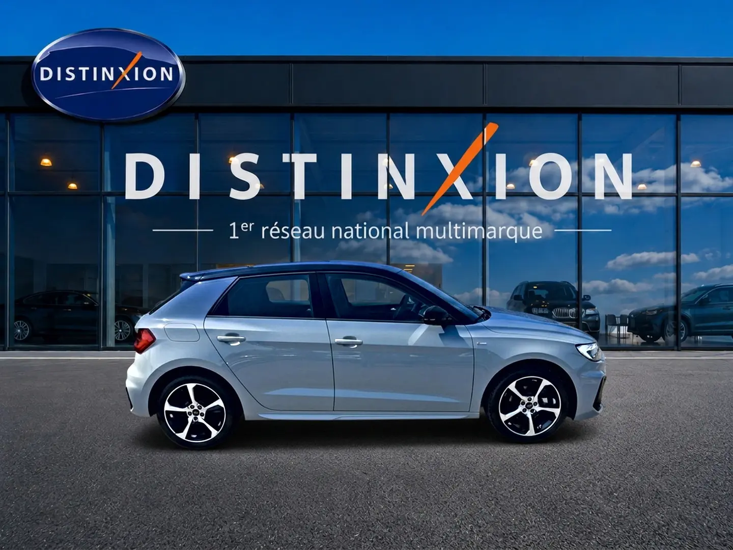 Audi A1 Sportback 30 TFSI gris arrow vue de profil côté gauche avec toit noir et jantes alu distinctives.