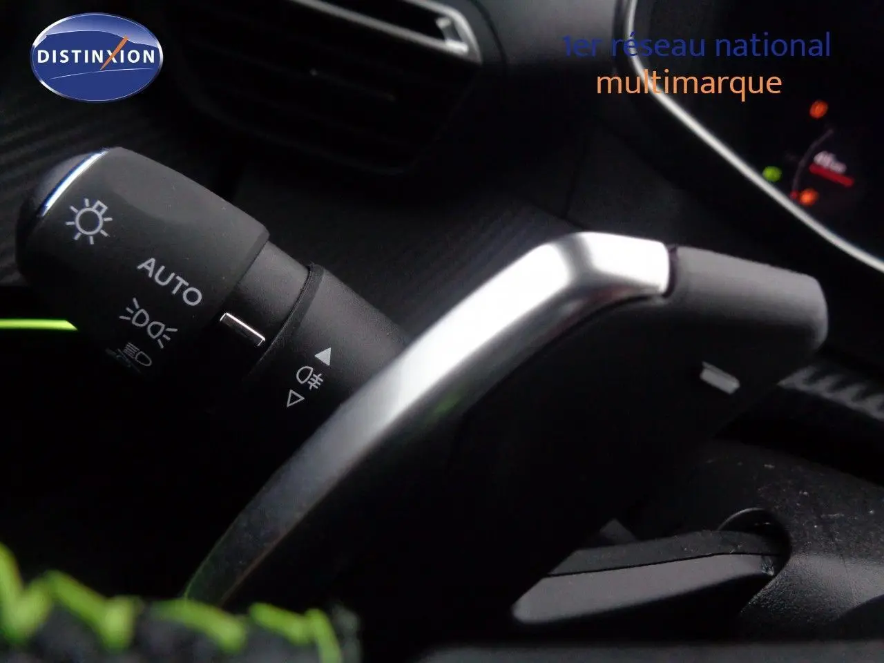Gros plan sur la commande d'éclairage et la palette de changement de vitesse dans l'habitacle du Peugeot 2008 gris Artense toit noir.