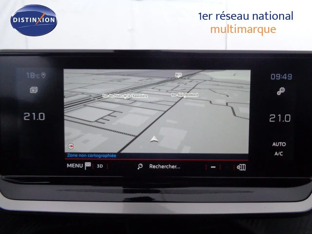 Écran tactile central du Peugeot 2008 2023 affichant la navigation et la climatisation à 21°C.
