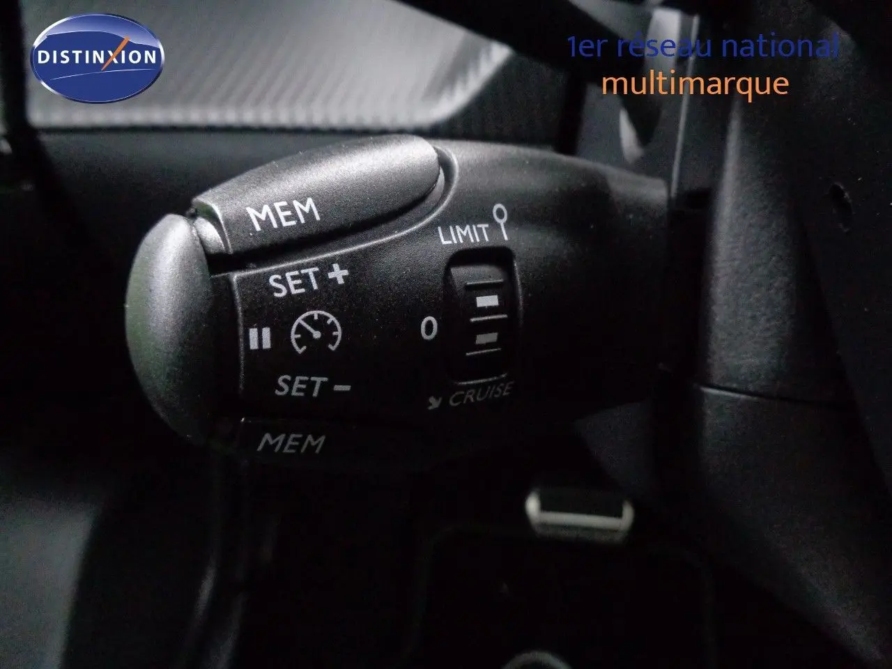 Gros plan sur la commande de régulateur de vitesse du Peugeot 2008 gris Artense métal avec toit noir, version 2023.