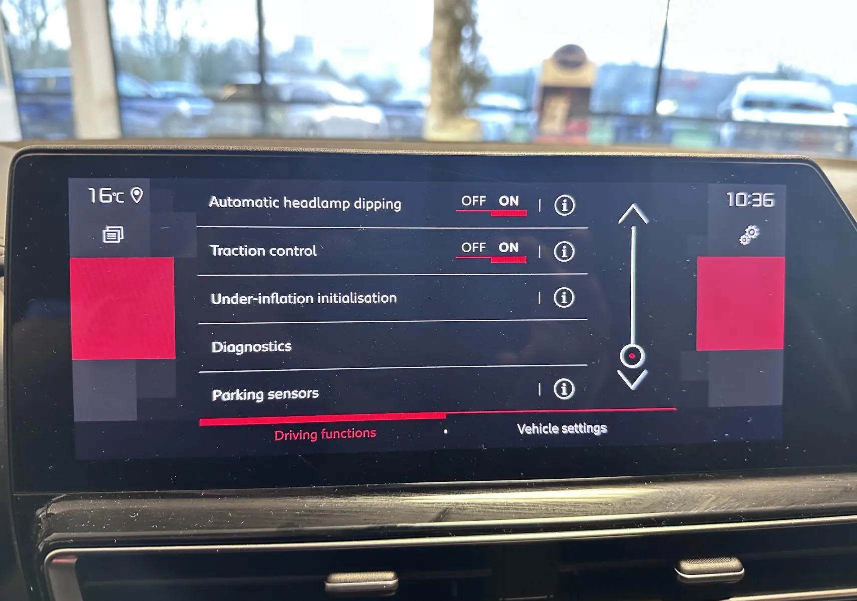 Écran central tactile du Citroën C5 Aircross hybride noir 2025 affichant les réglages d’aides à la conduite.
