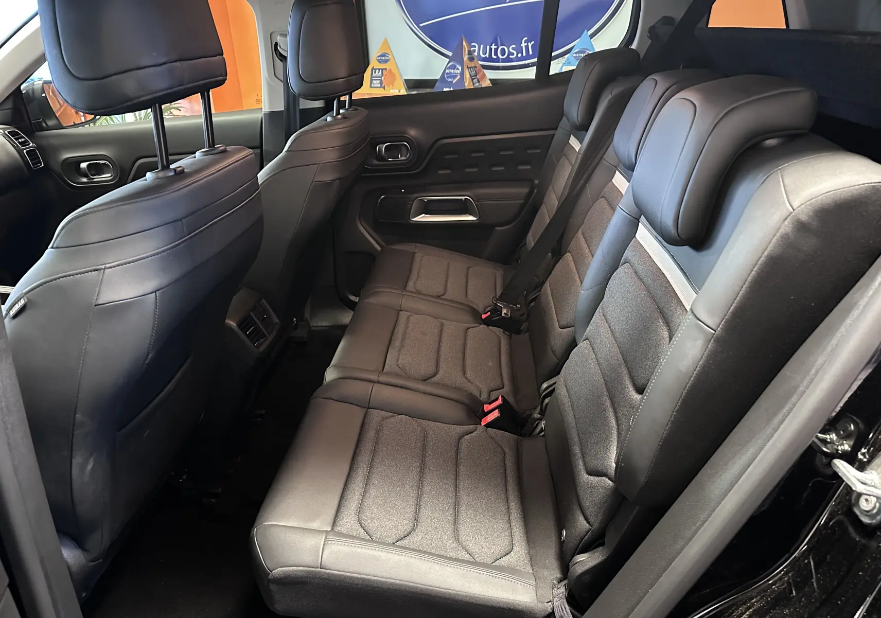 Vue intérieure côté droit des sièges arrière noirs en tissu et TEP du Citroën C5 Aircross Hybride 2025.