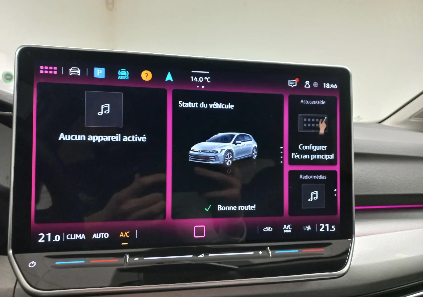 Écran tactile intérieur de la Volkswagen Golf 1.5 eTSI 2025 affichant le statut du véhicule avec illustration argent Dolomite.