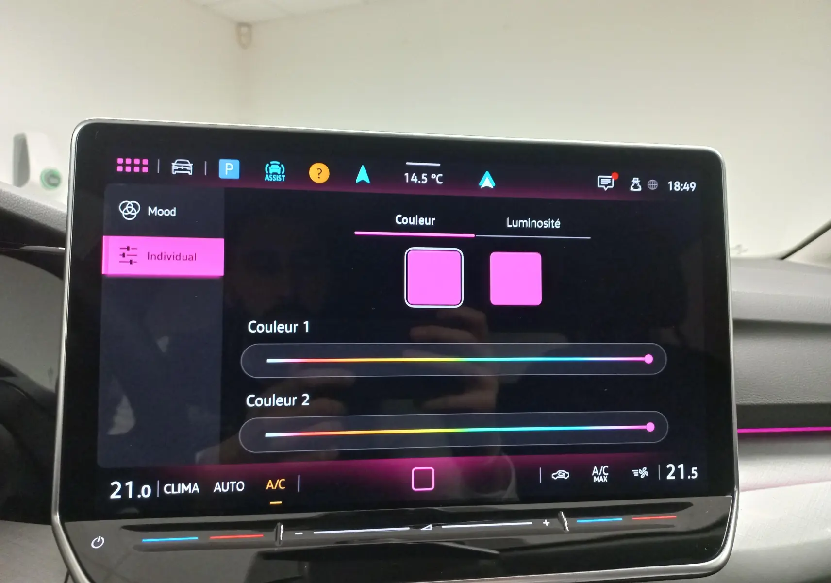 Écran tactile intérieur de la Volkswagen Golf 1.5 eTSI 116 BVM6 VW Edition affichant les réglages de couleur d'ambiance rose.