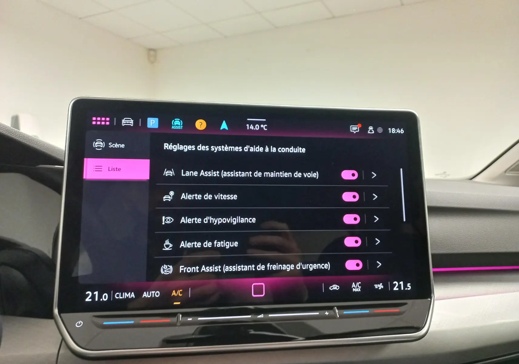 Vue de face du tableau de bord de la Volkswagen Golf 1.5 eTSI 116 BVM6 VW Edition 2025 avec écran tactile affichant les aides à la conduite.