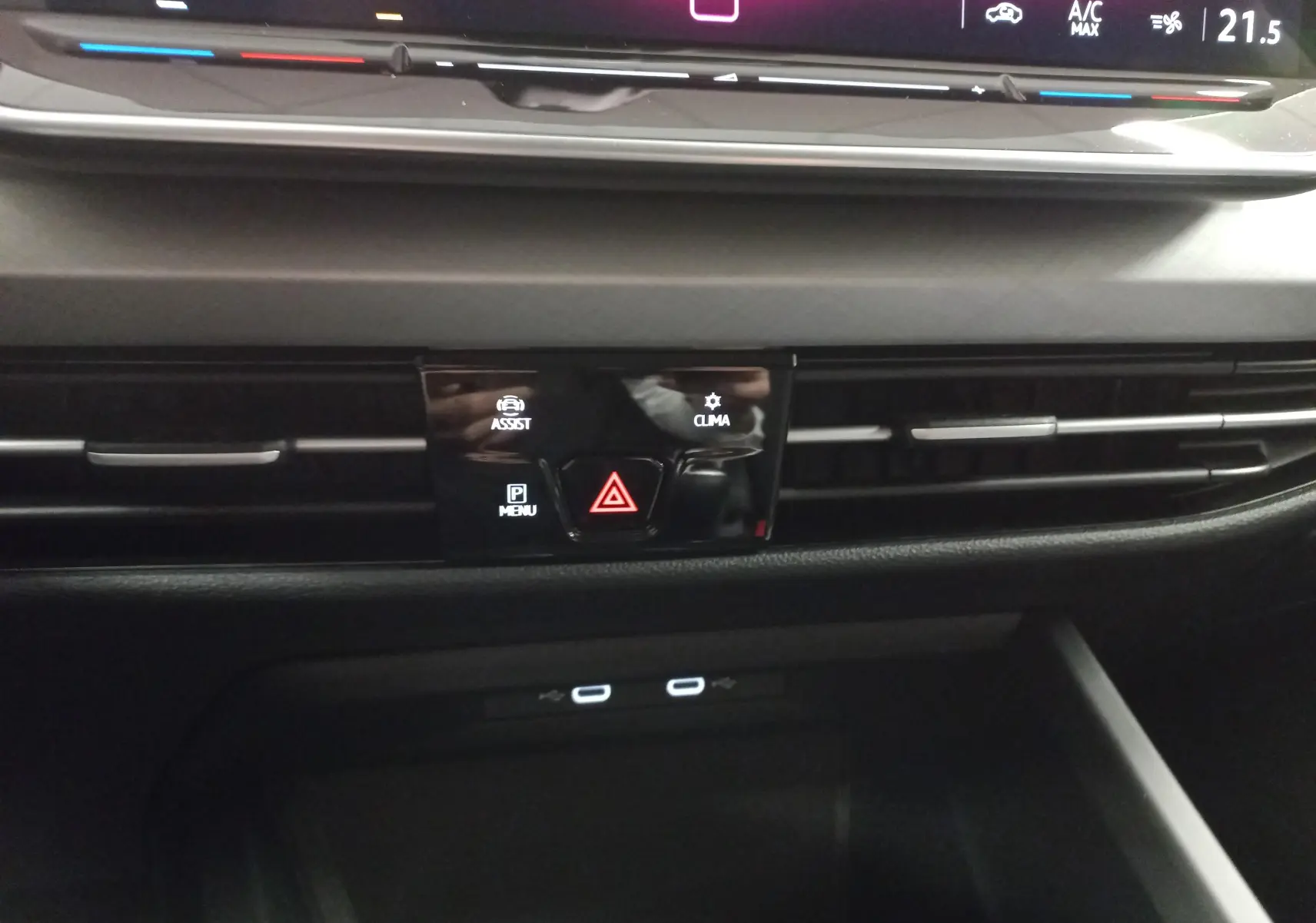 Détail du tableau de bord central de la Volkswagen Golf 1.5 eTSI 2025 avec commandes tactiles et affichage digital.