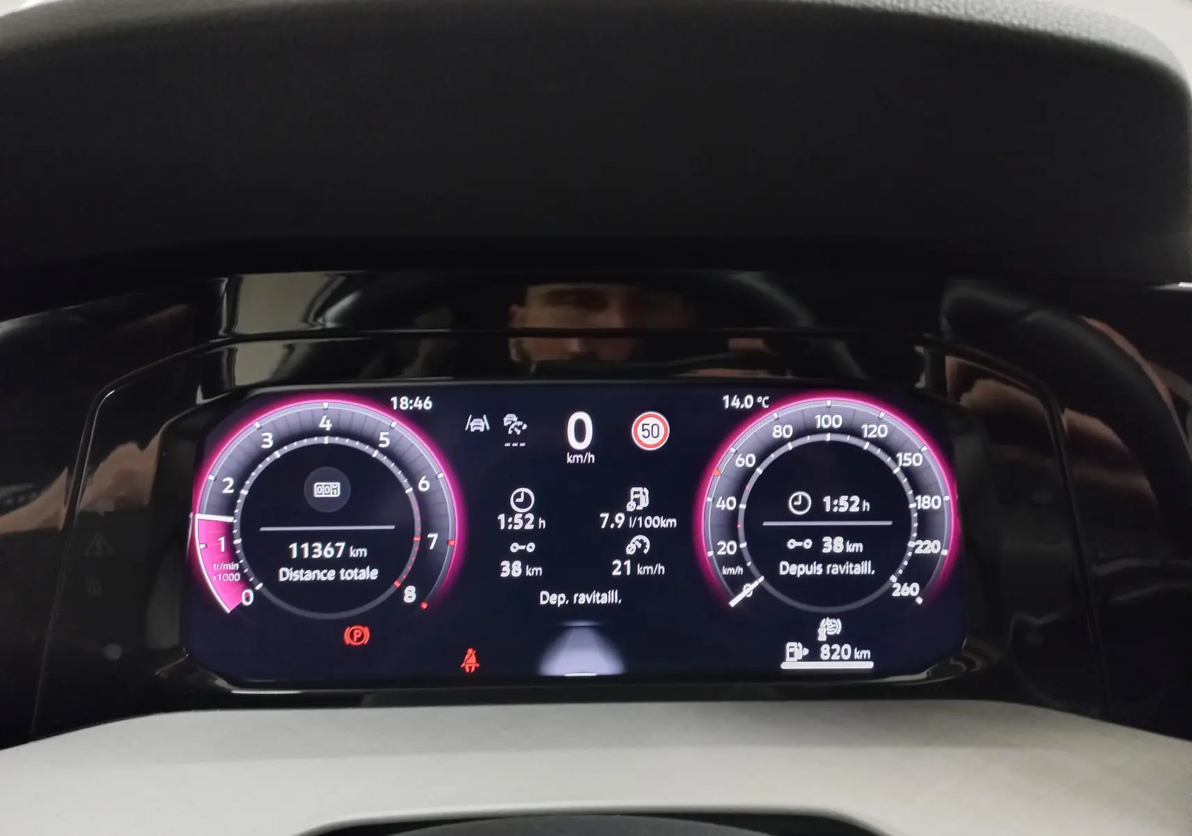 Tableau de bord numérique de Volkswagen Golf 1.5 eTSI 116 BVM6 VW Edition affichant compte-tours et vitesse, ambiance moderne.