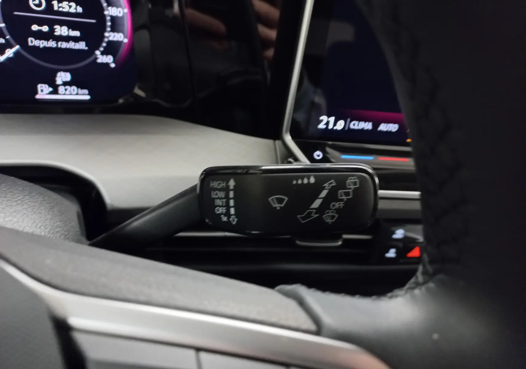 Gros plan sur la commande d’essuie-glace côté droit du volant d’une Volkswagen Golf 1.5 eTSI 2025 argent Dolomite.