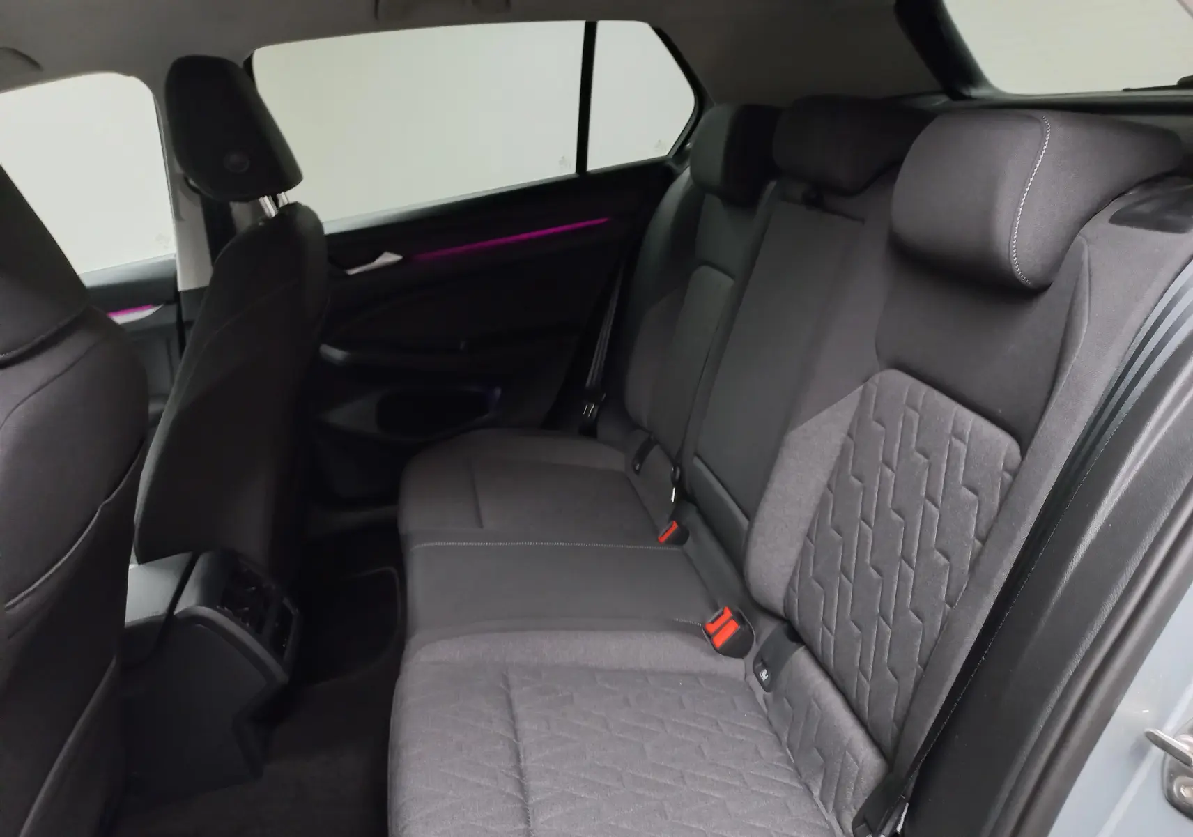 Vue intérieure côté droit des sièges arrière en tissu gris de la Volkswagen Golf 1.5 eTSI 116 BVM6 VW Edition 2025.