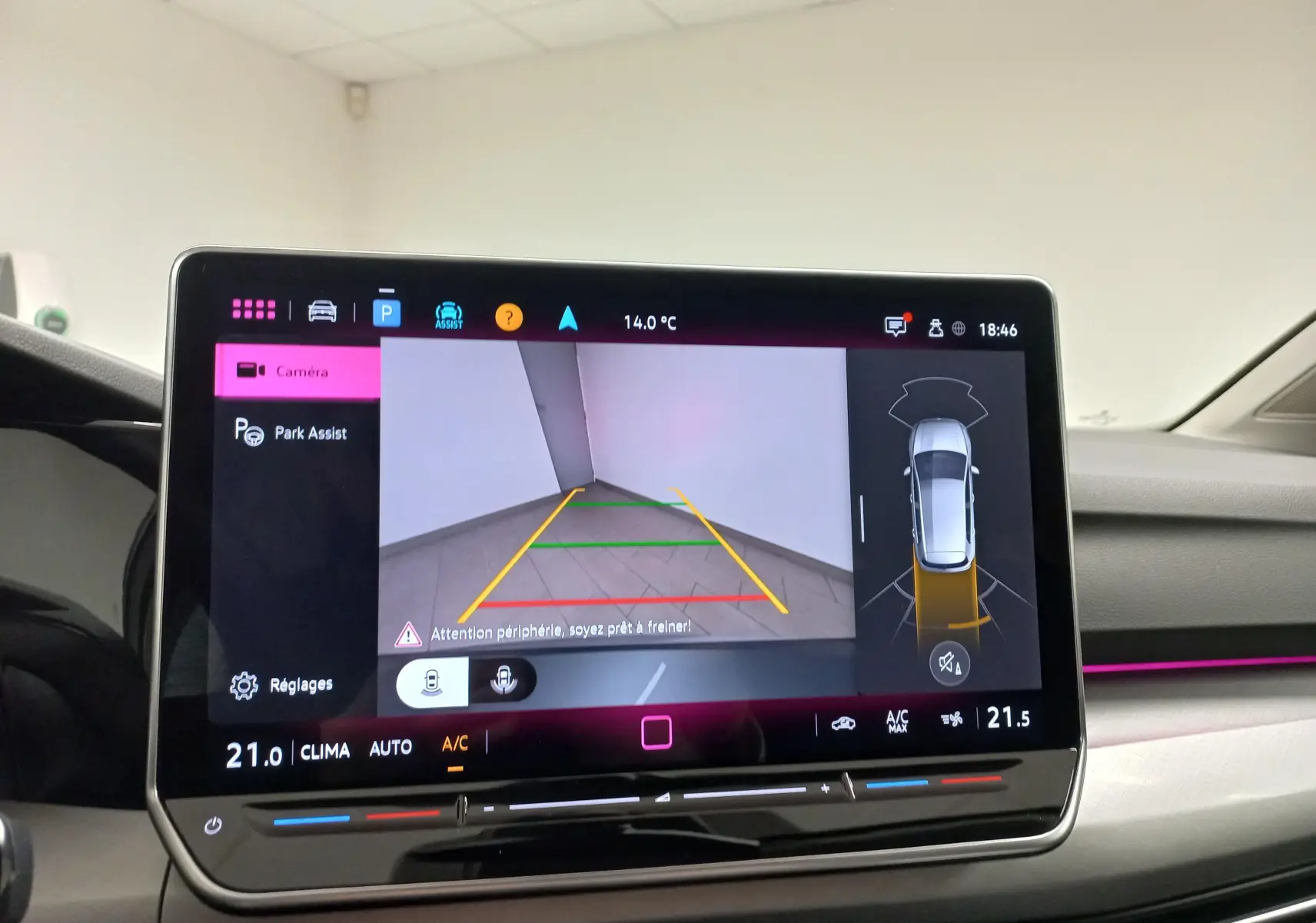 Écran tactile intérieur de la Volkswagen Golf 2025 affichant la caméra de recul et l'assistance au stationnement.