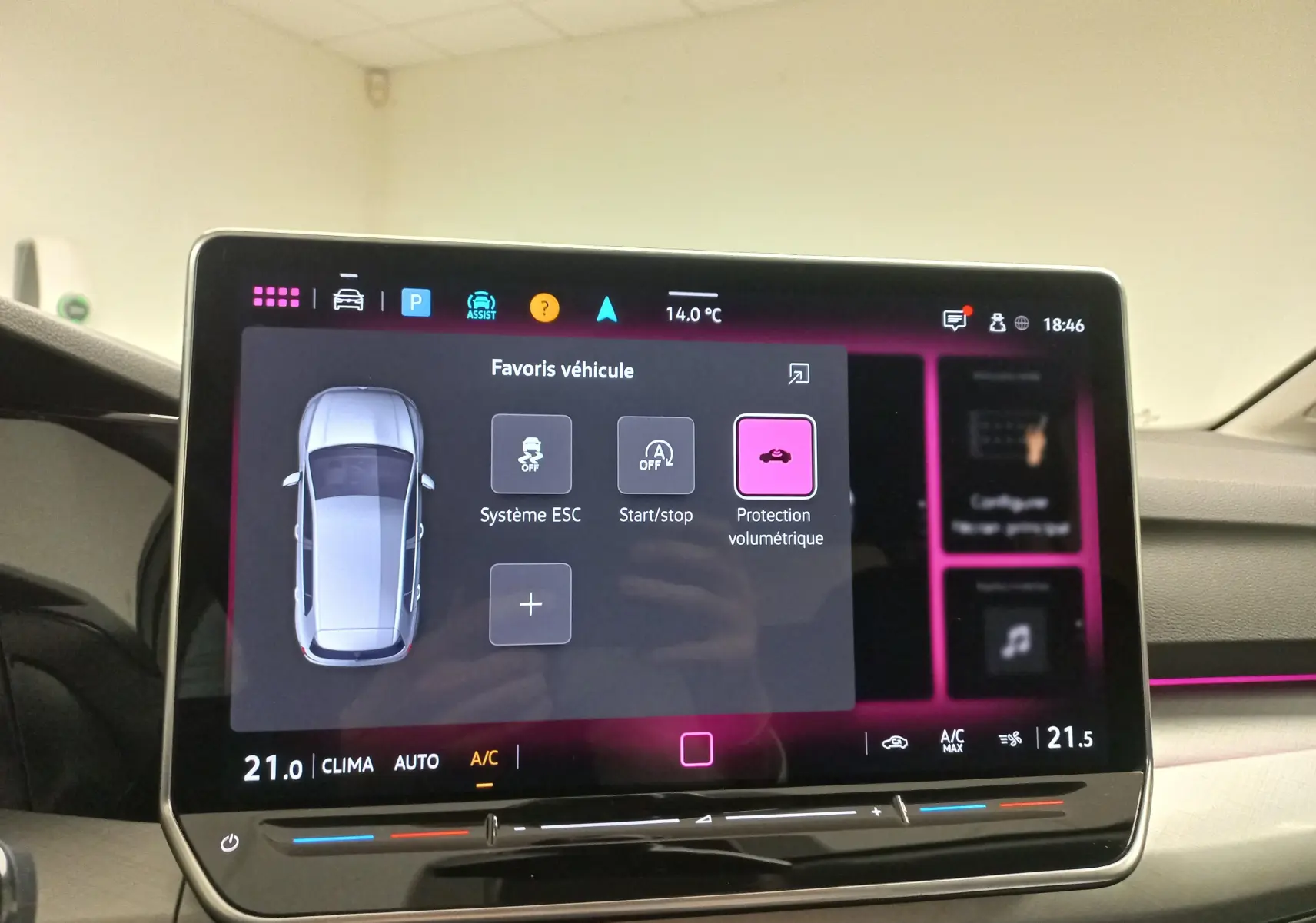 Écran tactile central de la Volkswagen Golf 1.5 eTSI 2025 affichant les options de sécurité et climatisation.