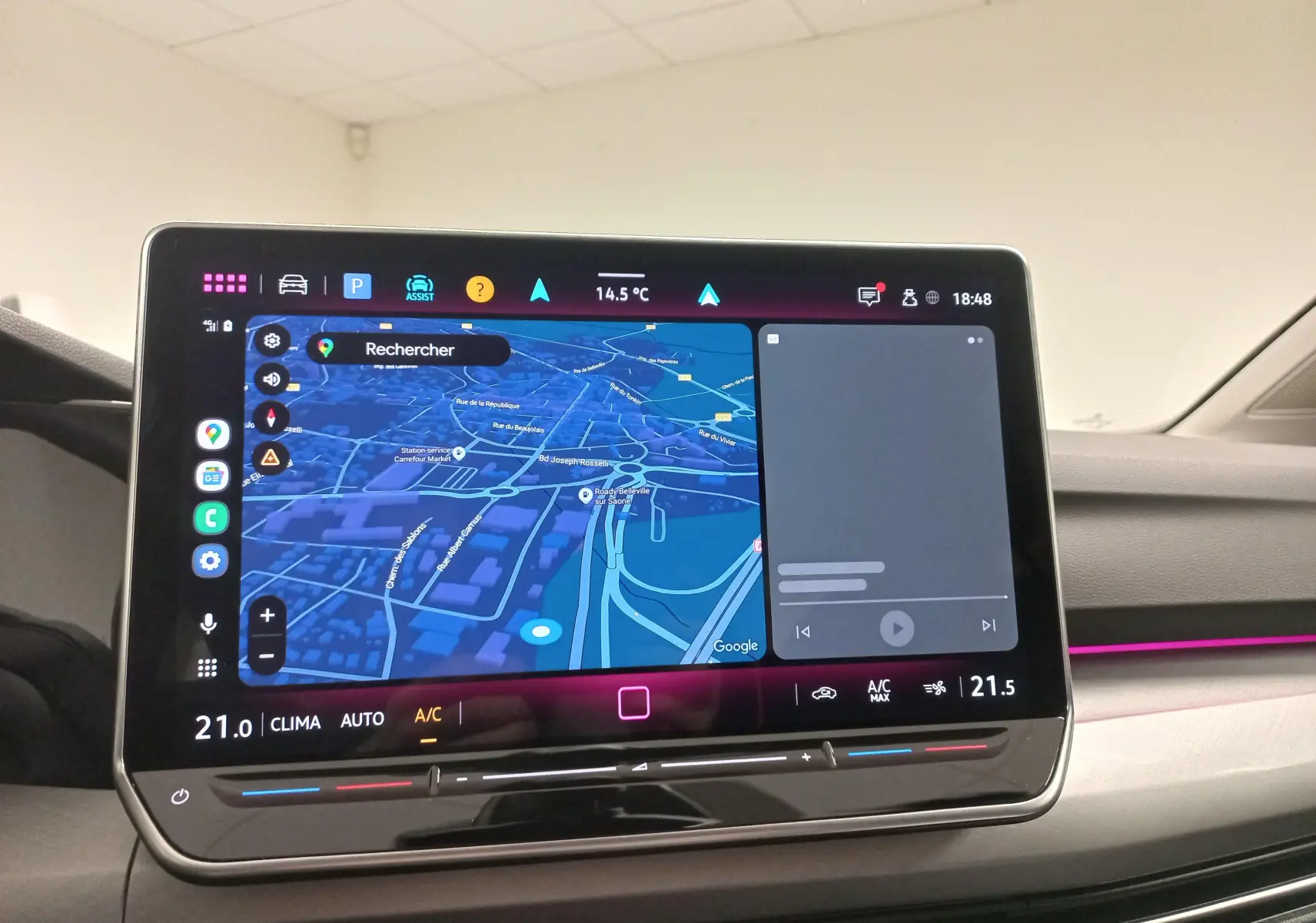 Vue rapprochée de l’écran tactile central affichant la navigation dans l’habitacle de la Volkswagen Golf 2025.