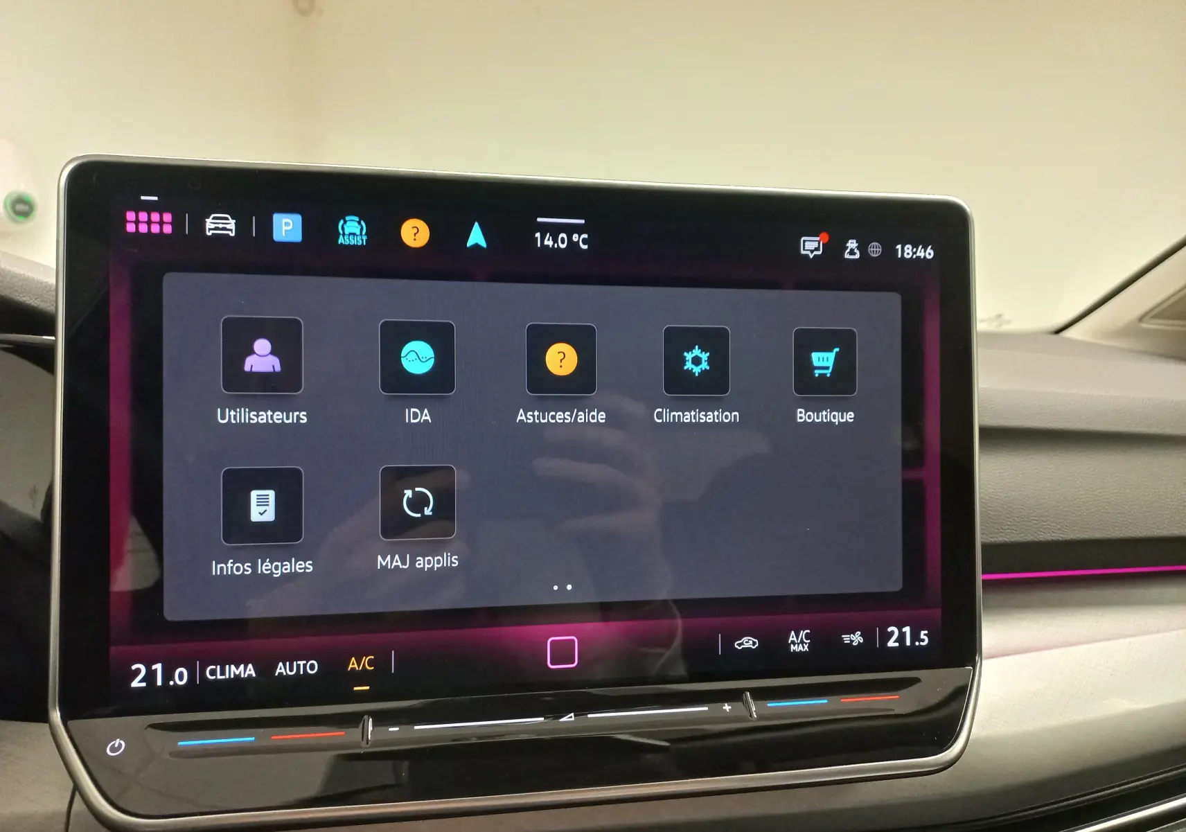 Vue de face du tableau de bord numérique de la Volkswagen Golf 2025, écran tactile avec menu principal affiché.