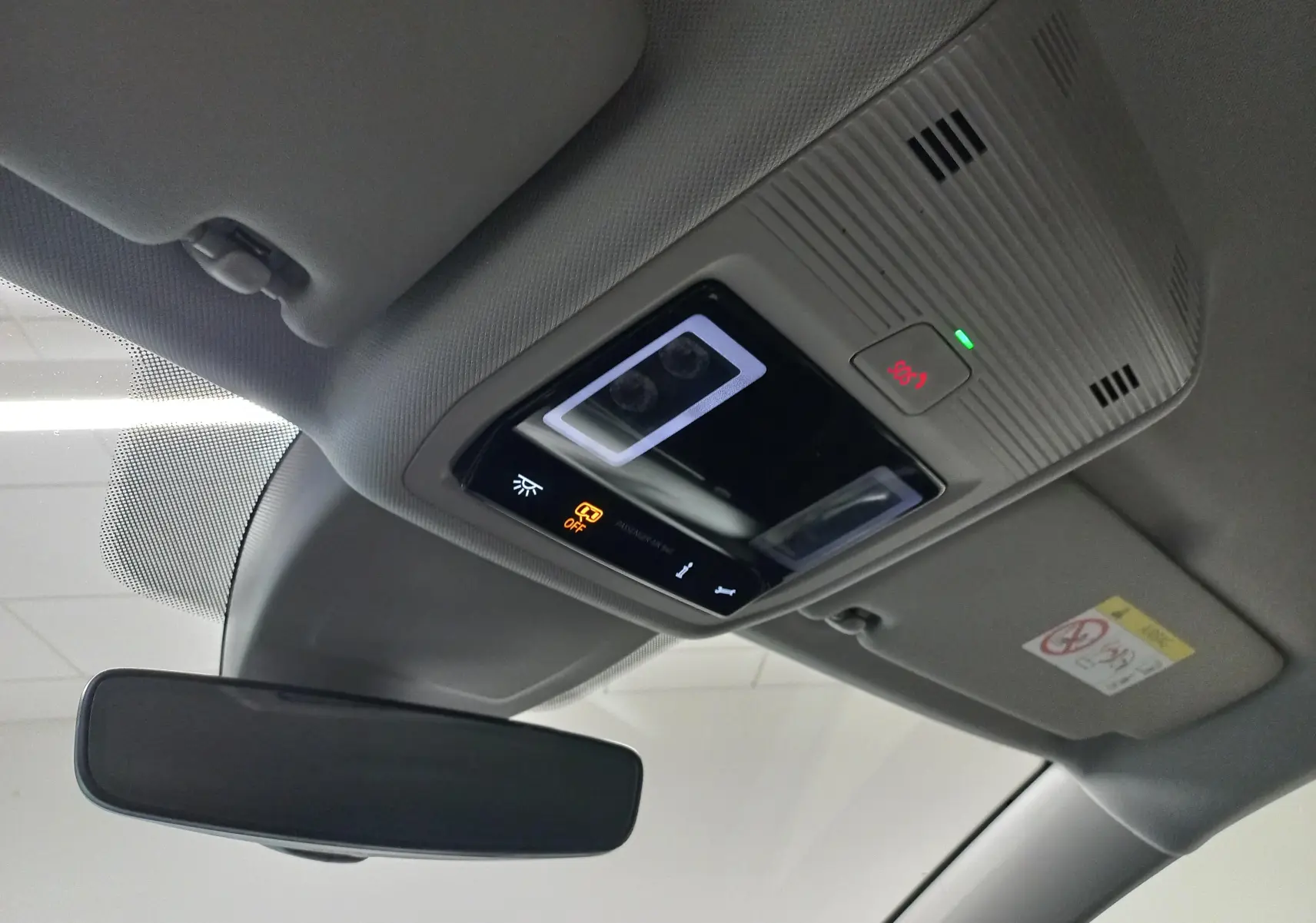 Vue intérieure du plafonnier avec commandes lumineuses et rétroviseur dans une Volkswagen Golf argent Dolomite 2025.