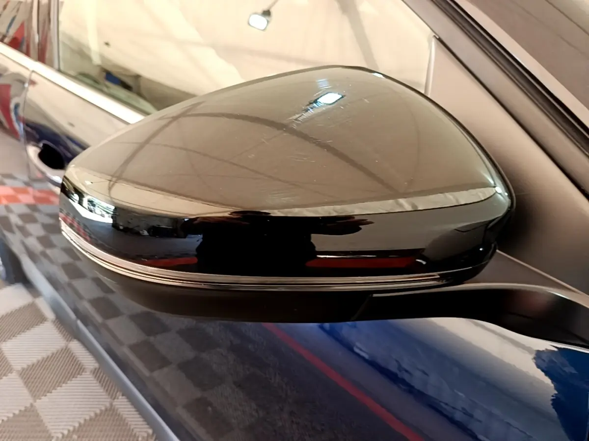 Rétroviseur côté gauche noir brillant du Citroën C5 Aircross 2023, reflet de l'environnement intérieur visible.