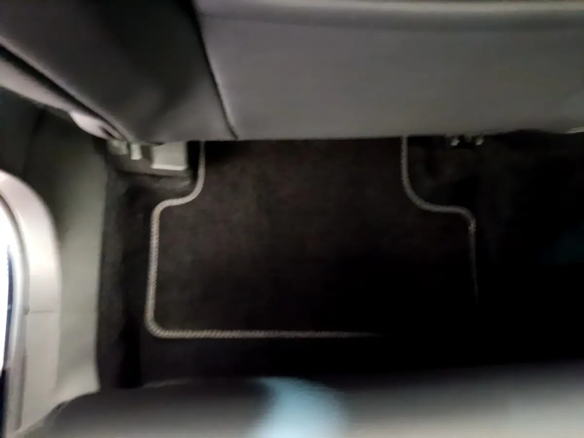 Vue du sol côté passager arrière du Citroën C5 Aircross 2023, tapis de sol noir avec surpiqûres claires.