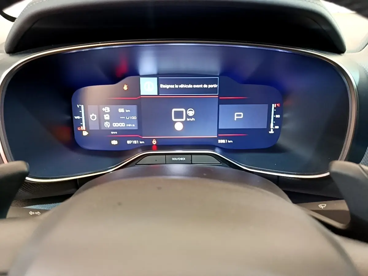 Vue rapprochée du combiné d'instruments digital bleu du Citroën C5 Aircross 2023 avec affichage multifonctions.