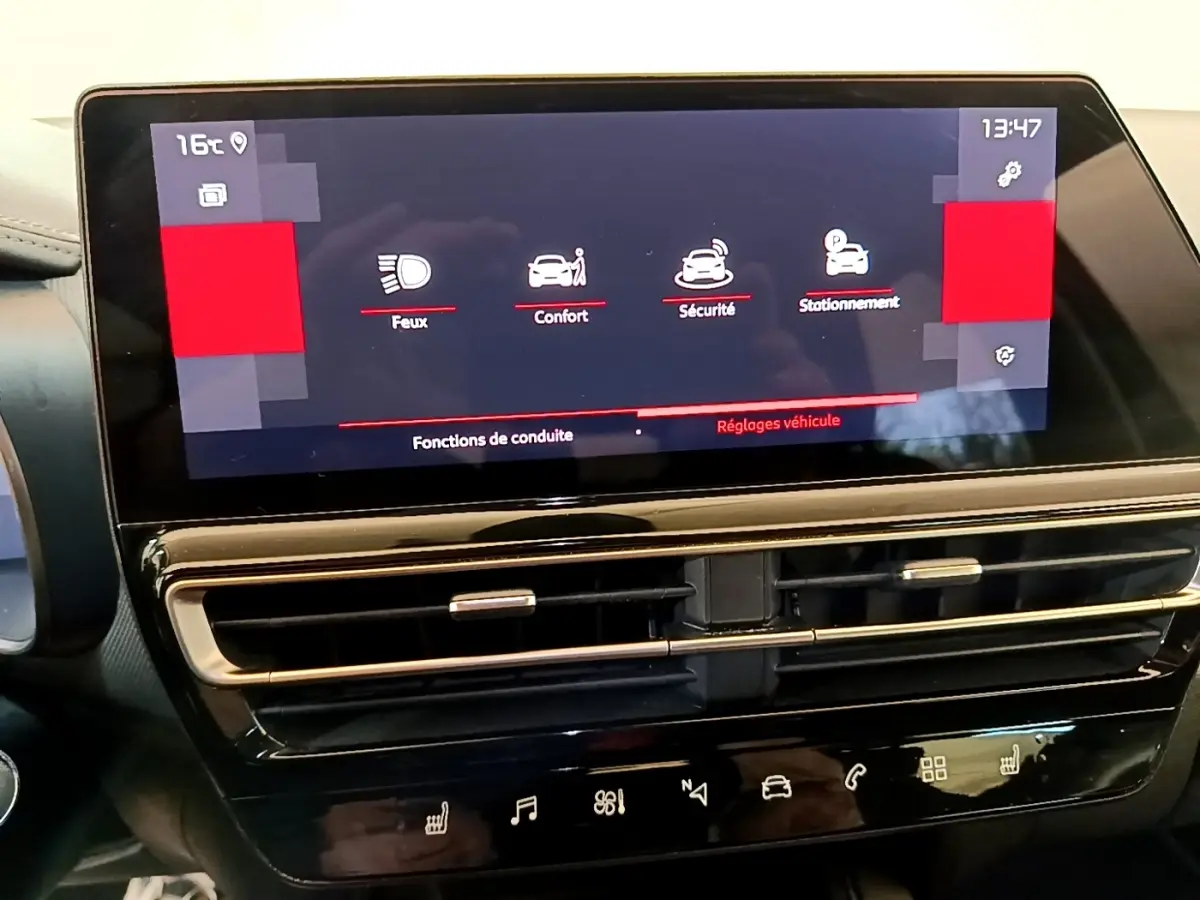 Écran tactile central du tableau de bord du Citroën C5 Aircross 2023, affichant les réglages véhicule en mode sombre.