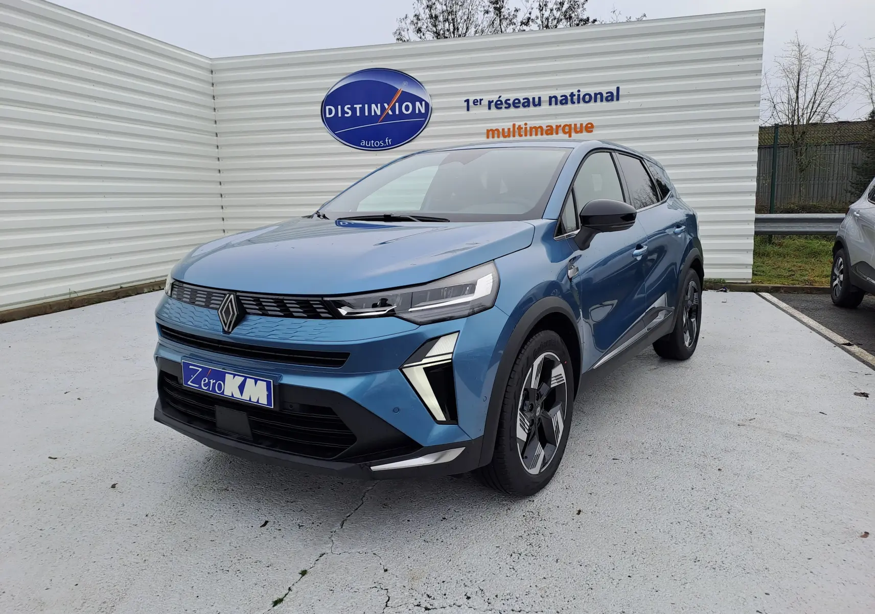 Vue avant d'une Renault Symbioz bleu mercure 2025 avec signature lumineuse verticale et calandre moderne.