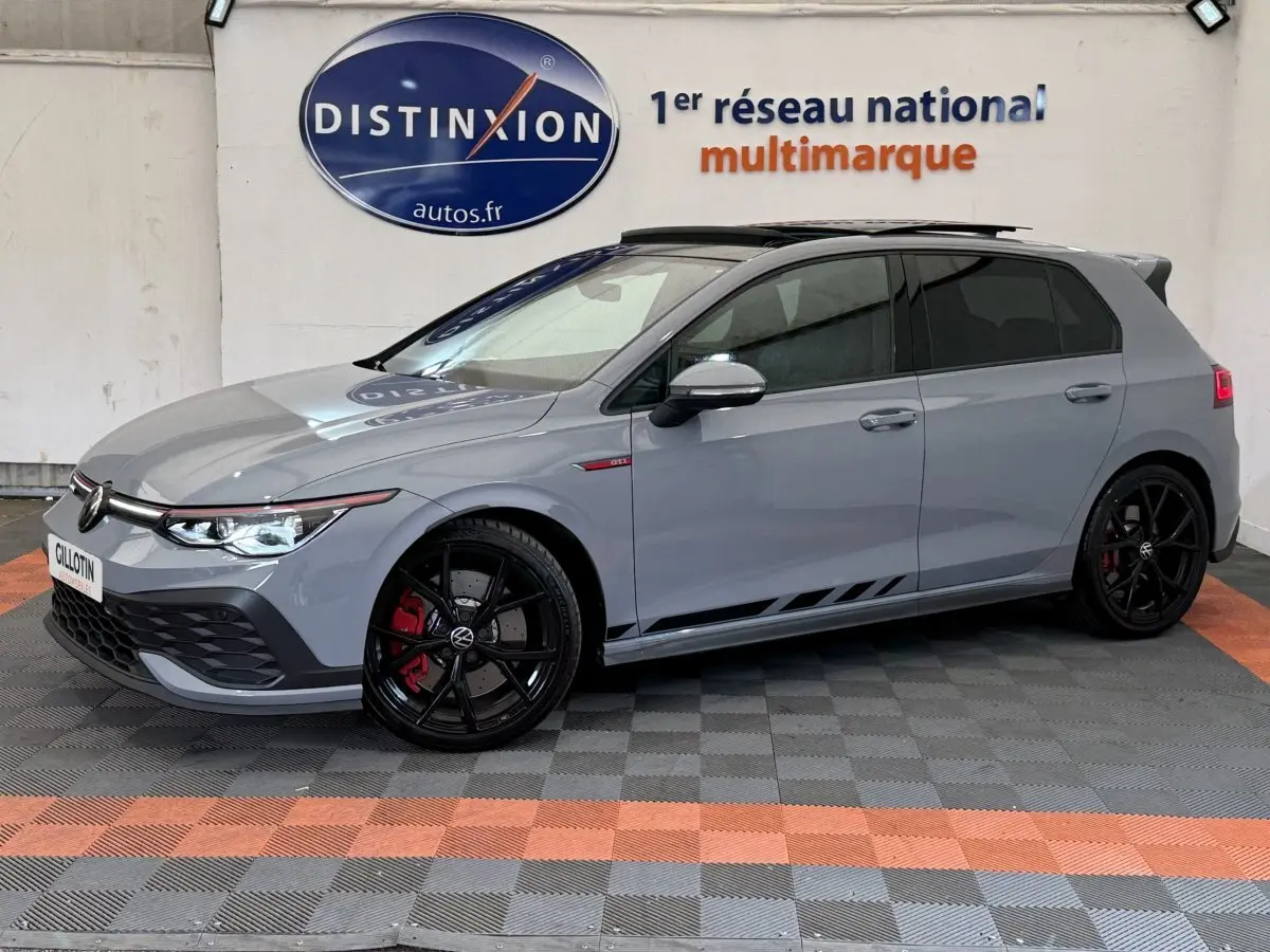 Vue de profil droit d'une Volkswagen Golf GTI Clubsport 2.0 TSI gris foncé avec jantes noires et étriers rouges.
